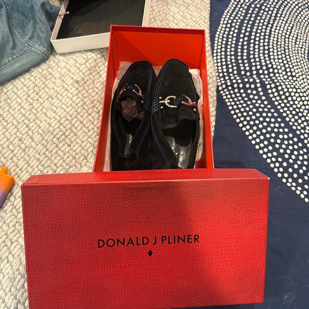 Donald Pliner Dacio2-02 Black Suede with baby blue hem  size 9M